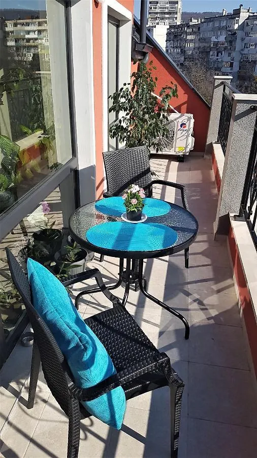 Azzurro-Top Floor Apartment In Quiet Neighborhood, Free Private Parking Varna